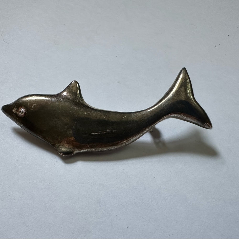 Chic Vintage 70’s Silver Dolphin Brooch